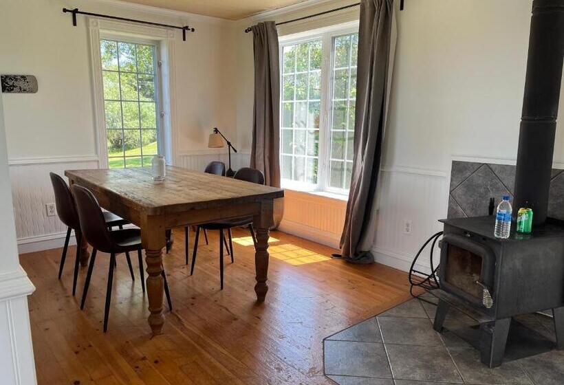 منزل غرفتين نوم, Groundswell Pub & Inn