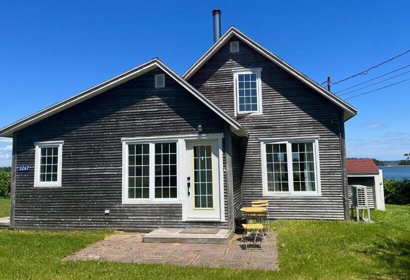 منزل غرفتين نوم, Groundswell Pub & Inn