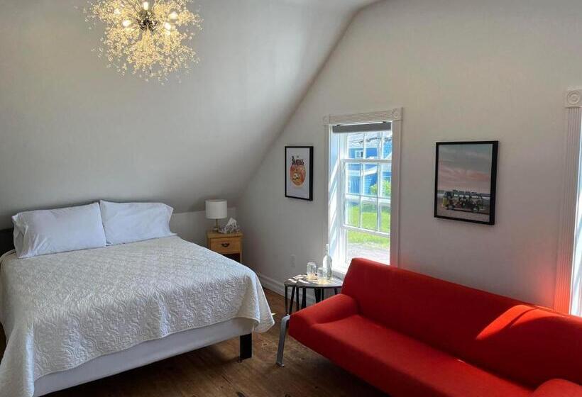 غرفة قياسية, Groundswell Pub & Inn