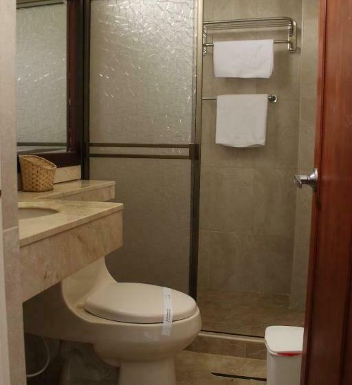 غرفة قياسية مزوَّدة بشُرفة, El Aeropuerto