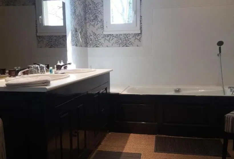 キングサイズベッドのデラックスルーム, Chambres D'hôtes Domaine Du Hameau Baylesse