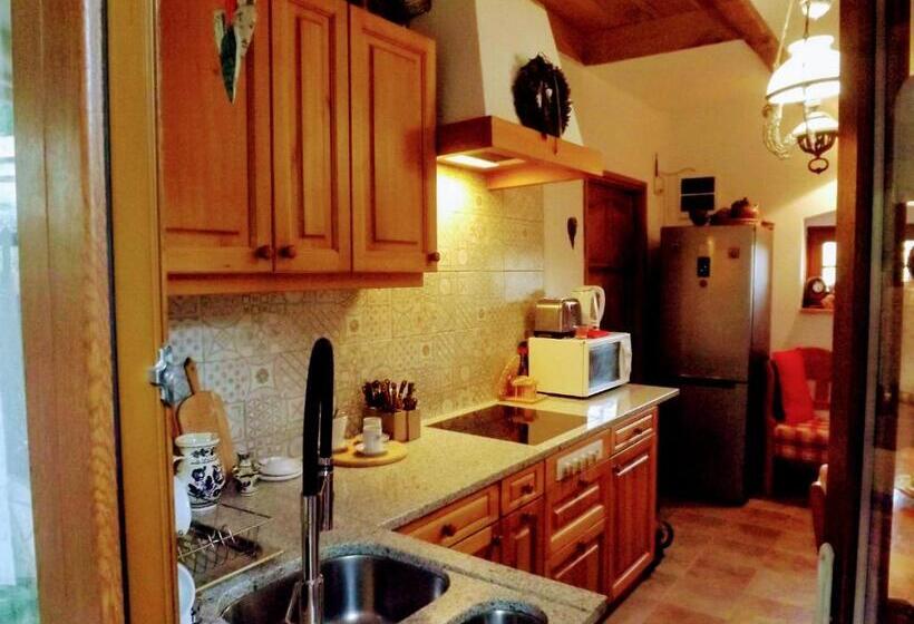 غرفة عائلية, Míves Vendégház