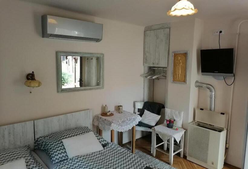 شقة غرفة واحدة مطلة على الحديقة, Míves Vendégház