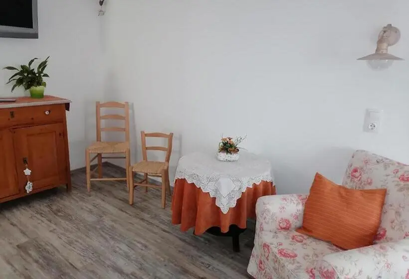 اتاق خانوادگی, Míves Vendégház