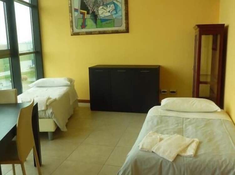 חדר סטנדרט לארבעה, Padus Meublè Parma