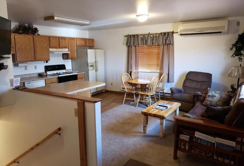 Апартаменты 2 Спальни, Wolf Den Log Cabin Motel And Rv Park