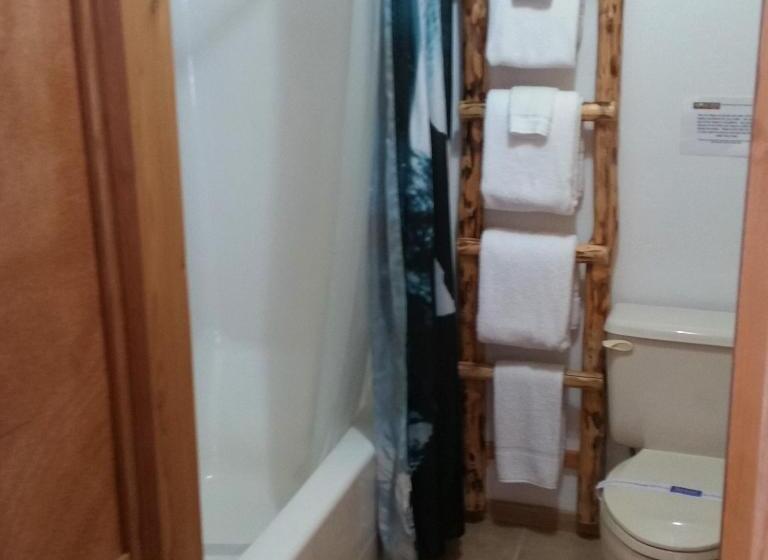 Номер Стандарт Трехместный, Wolf Den Log Cabin Motel And Rv Park