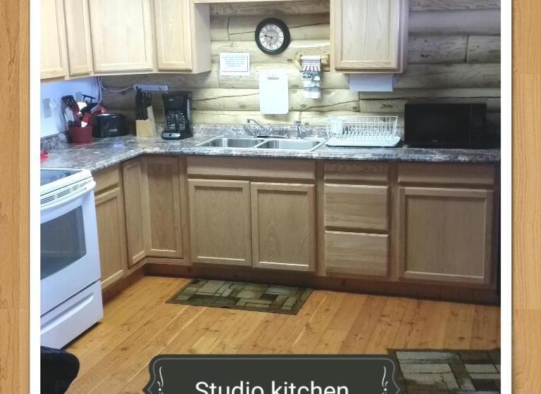 Студия Стандарт, Wolf Den Log Cabin Motel And Rv Park