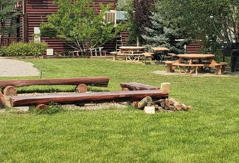 キングサイズベッドのスタンダードルーム, Wolf Den Log Cabin Motel And Rv Park