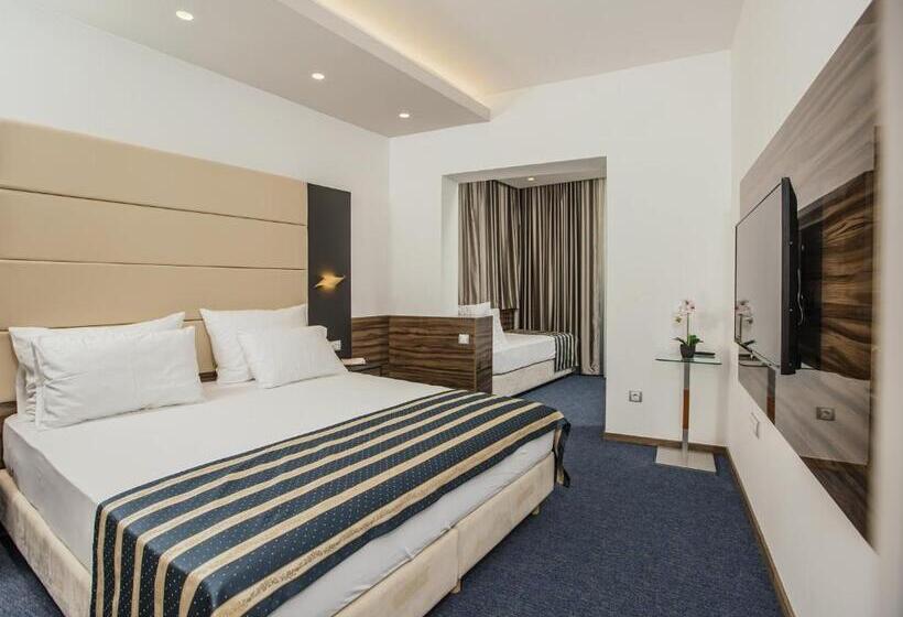 חדר סטנדרט לשלושה, Eden