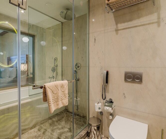 جناح جونيور, The Arkin Colony