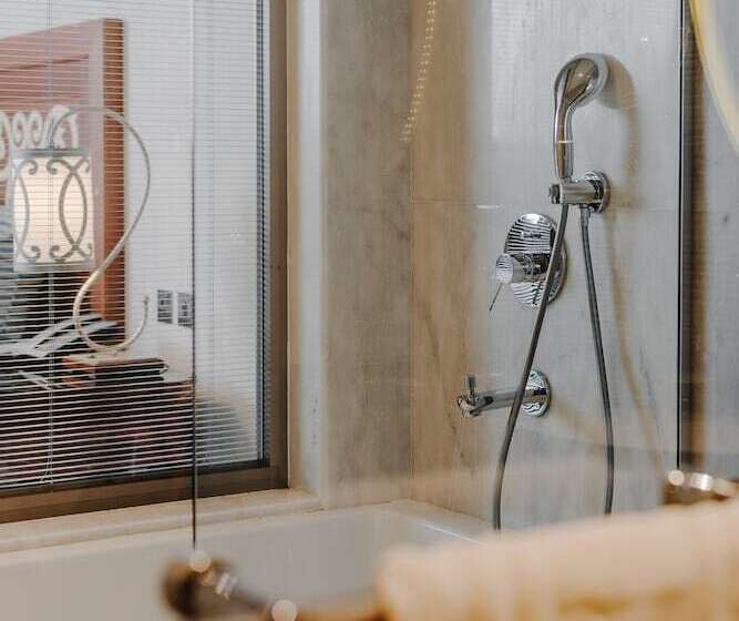 جناح جونيور, The Arkin Colony