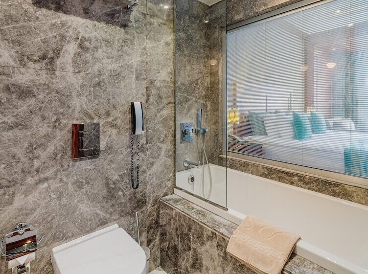 جناح جونيور, The Arkin Colony