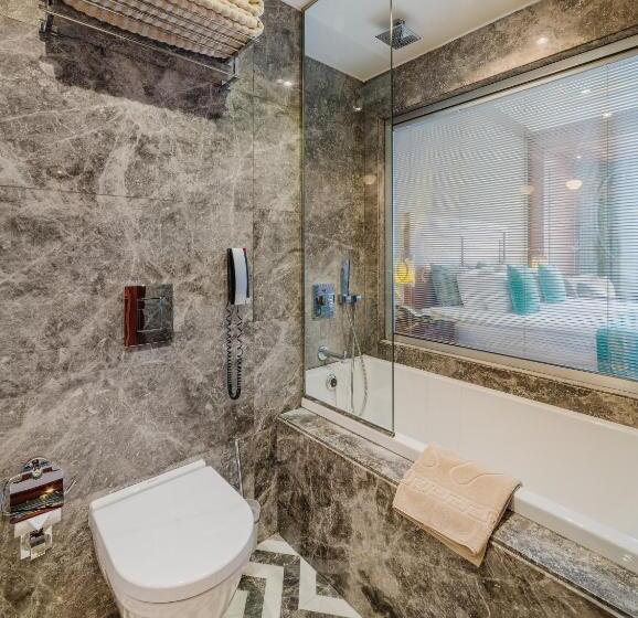 جناح جونيور, The Arkin Colony