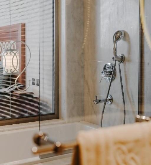 جناح جونيور, The Arkin Colony