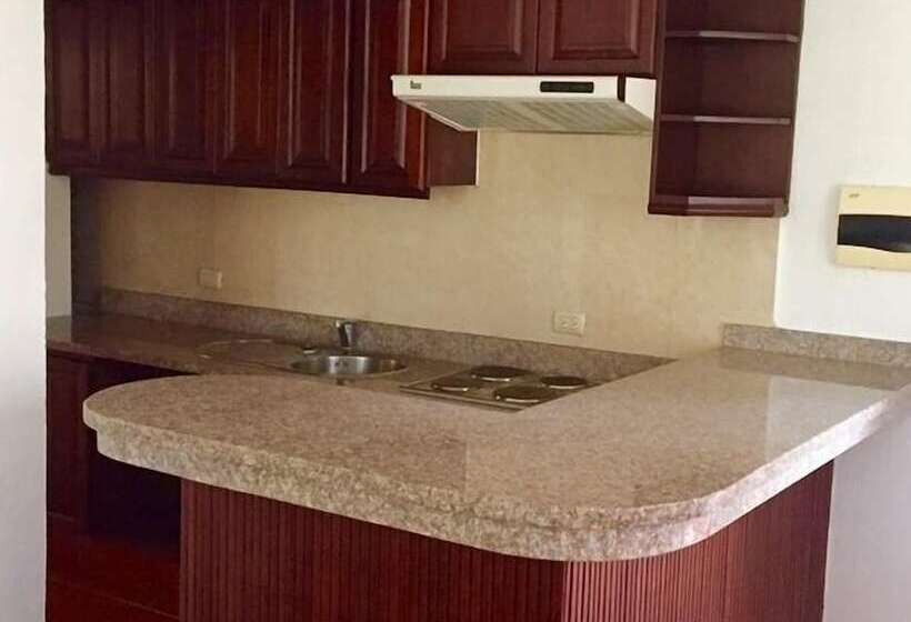 דירת חדר, The Golf Suites