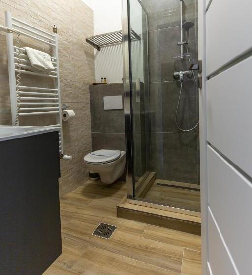 标准三人间, Fehér Sas Panzió