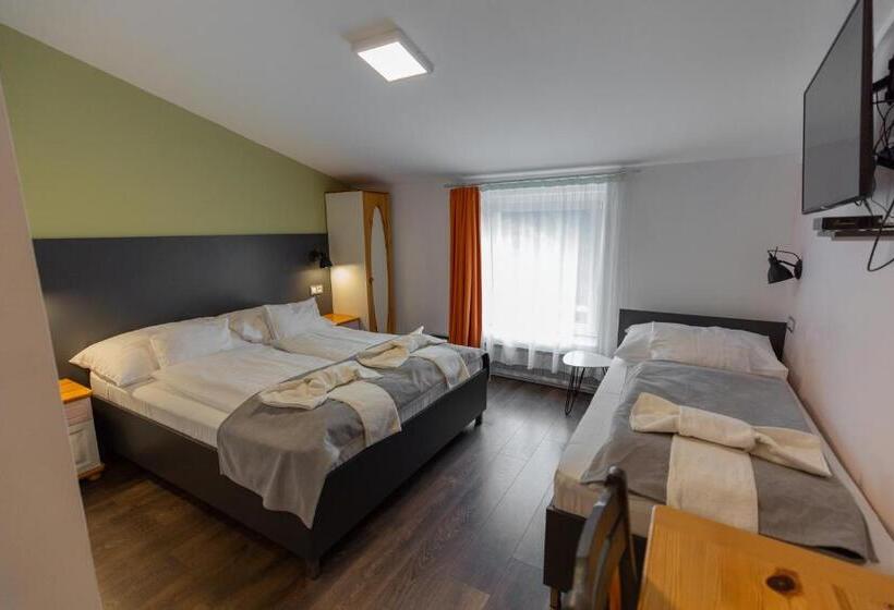 标准三人间, Fehér Sas Panzió