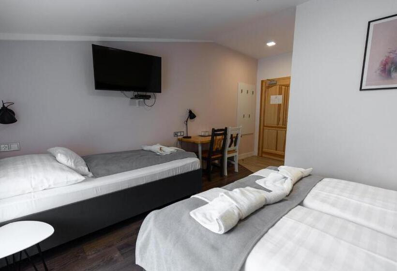 标准三人间, Fehér Sas Panzió