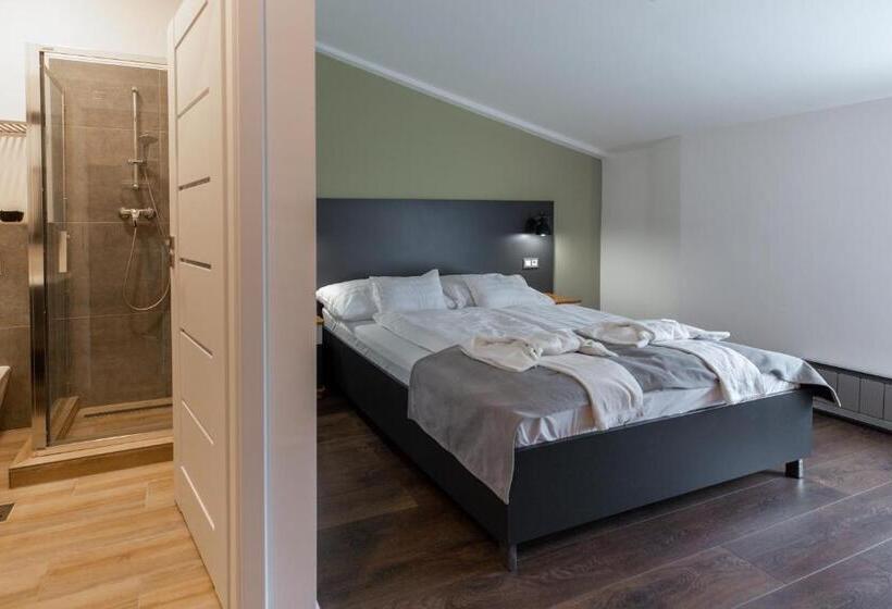 标准三人间, Fehér Sas Panzió