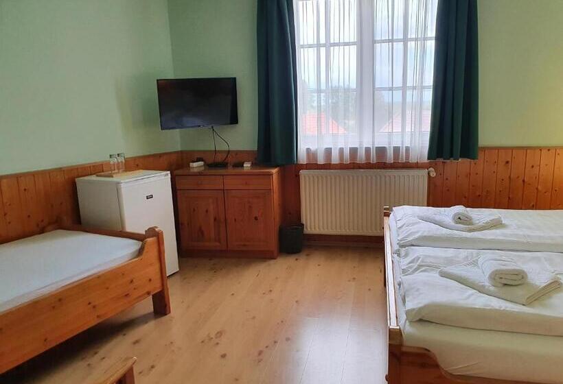 חדר סטנדרט לשלושה, Bozi Rozi Panzió