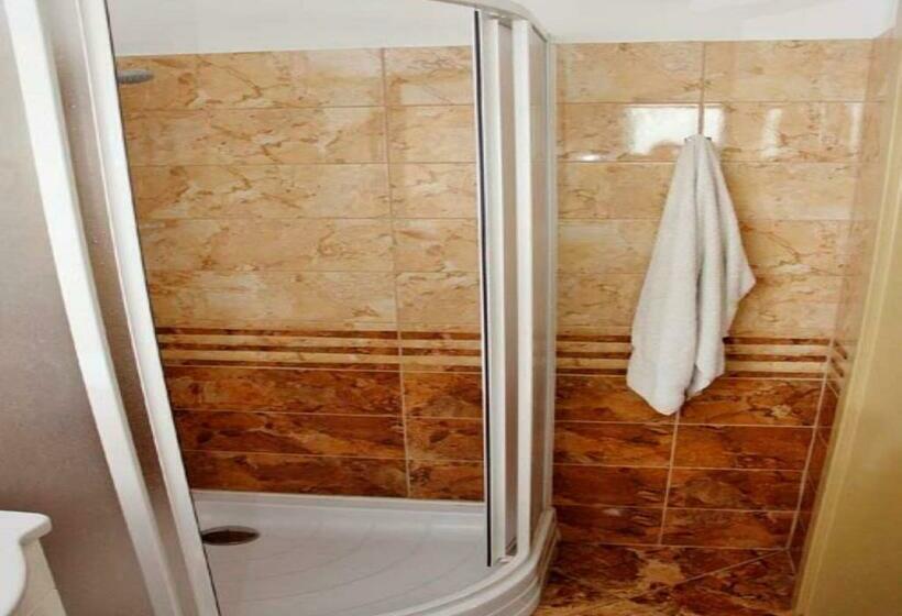 غرفة قياسية رباعية, Határ Csárda Panzió