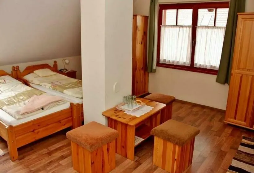 4 Bett Standardzimmer, Határ Csárda Panzió