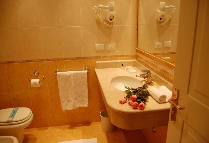 חדר קומפורט לשלושה, Motel Gold