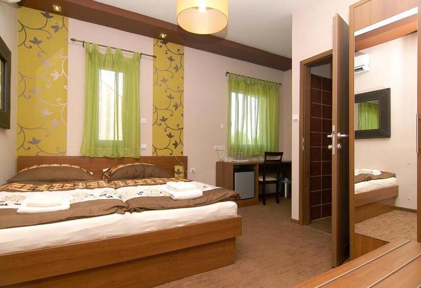 발코니가 있는 4인용 스탠다드 룸, Corso