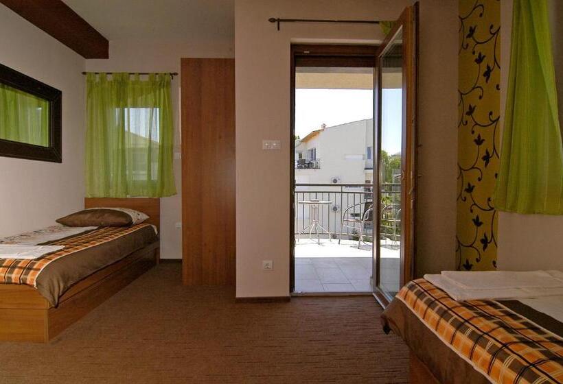 발코니가 있는 4인용 스탠다드 룸, Corso