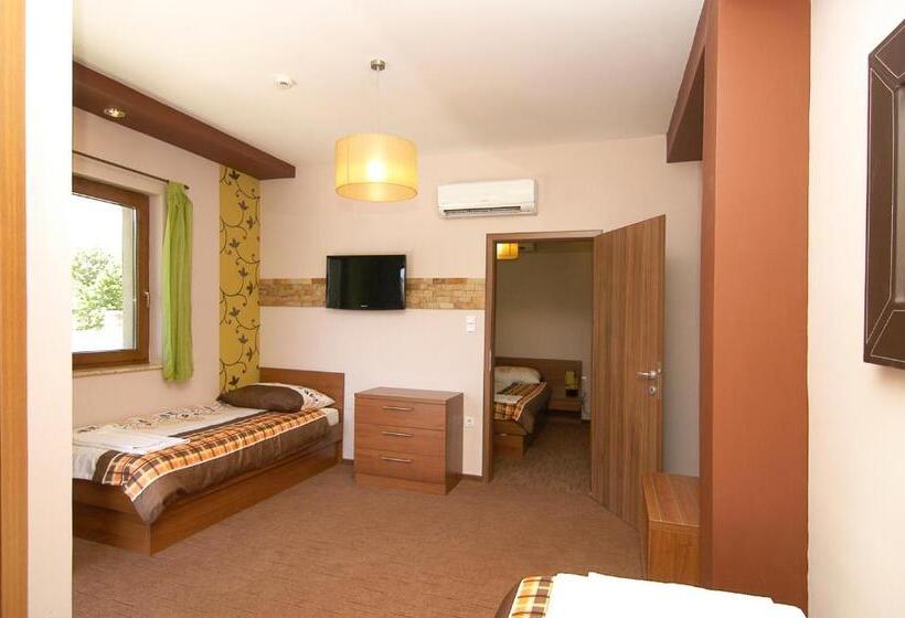 발코니가 있는 4인용 스탠다드 룸, Corso