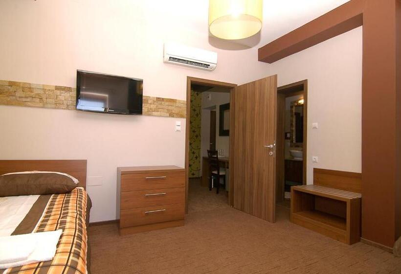 발코니가 있는 4인용 스탠다드 룸, Corso