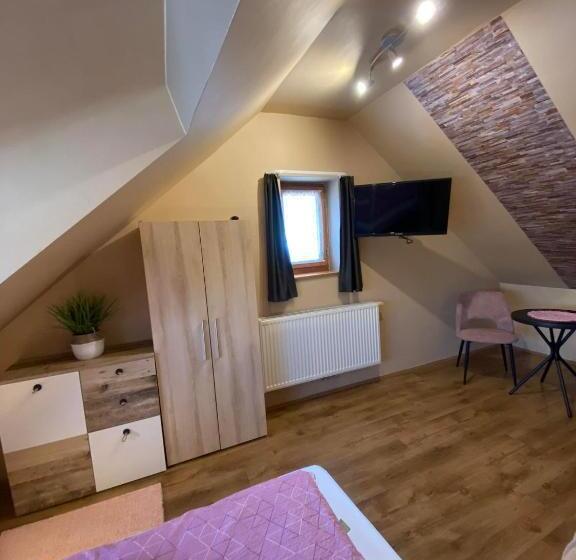 标准工作室, Centrum Vendégház