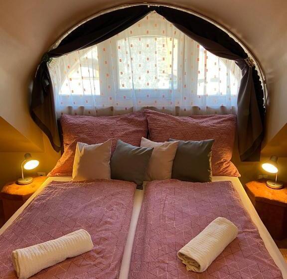 标准工作室, Centrum Vendégház