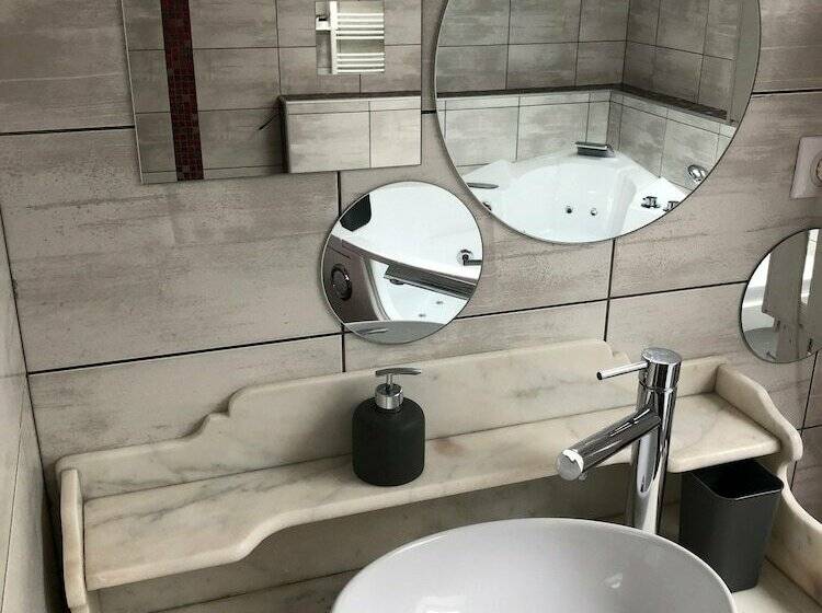 标准间, Au Hangar