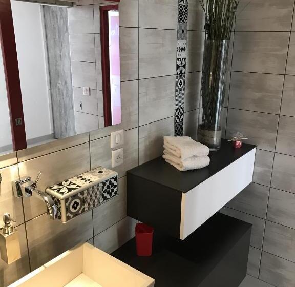 标准间, Au Hangar