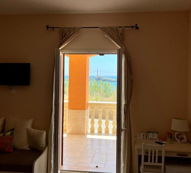 غرفة ديلوكس ثلاثية مطلة على البحر, Carrubella Santa Zita