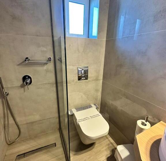 수피리어 룸, Castro