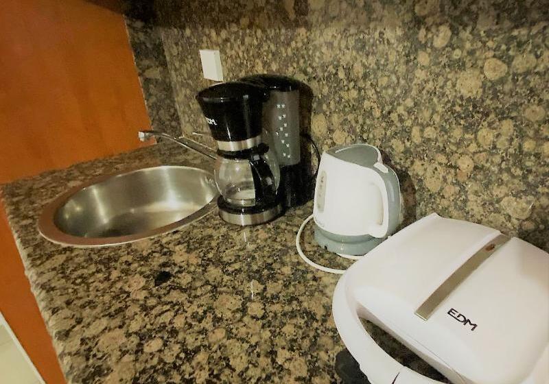 패밀리 룸, Castro