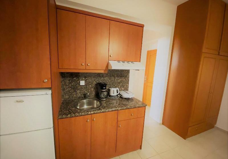 패밀리 룸, Castro