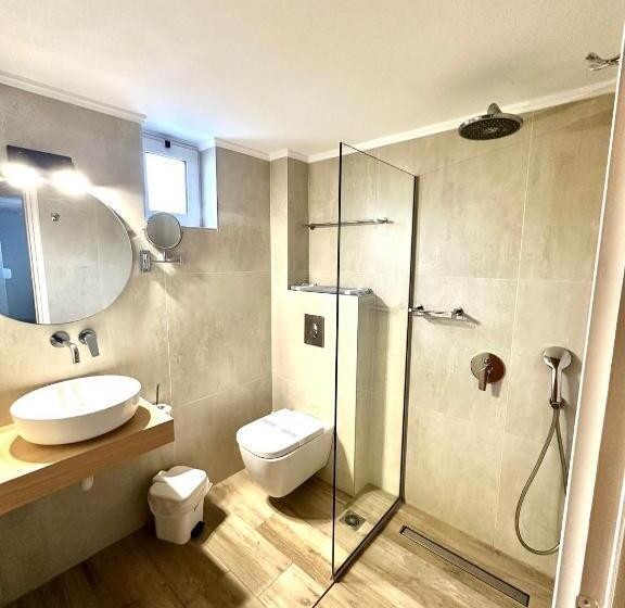 패밀리 룸, Castro