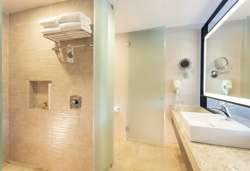 חדר דלוקס נוף לים, Crown Paradise Golden All Inclusive Resort   Adults Only