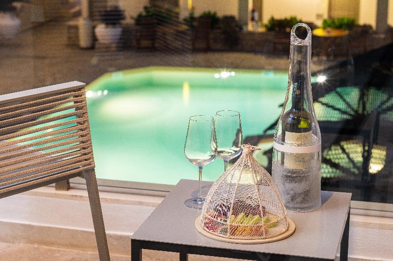 اتاق لوکس با چشم‌انداز استخر, Ino Hotel & Suites