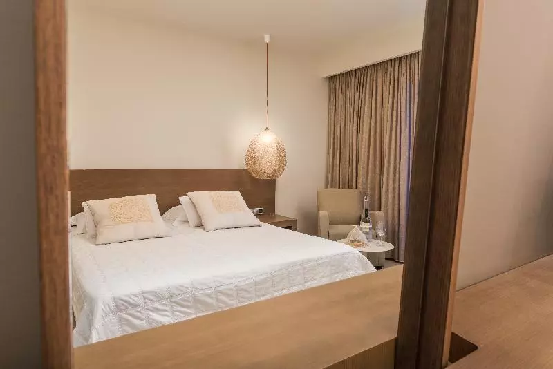 اتاق لوکس با چشم‌انداز استخر, Ino Hotel & Suites