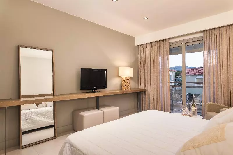 اتاق لوکس با چشم‌انداز استخر, Ino Hotel & Suites