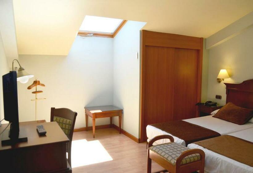 Habitaci�n Est�ndar Abuhardillada, Lasa Sport