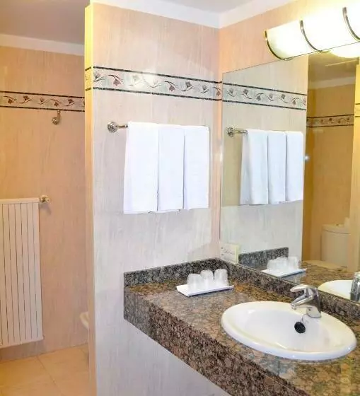 Habitaciï¿½n Estï¿½ndar Abuhardillada, Lasa Sport