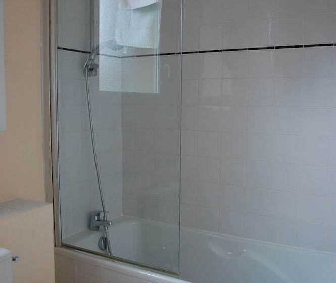 חדר סטנדרט לשלושה, The Originals City, Hôtel Le Savoy, Caen