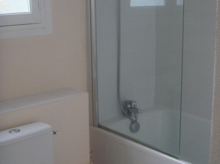 חדר סטנדרט לשלושה, The Originals City, Hôtel Le Savoy, Caen