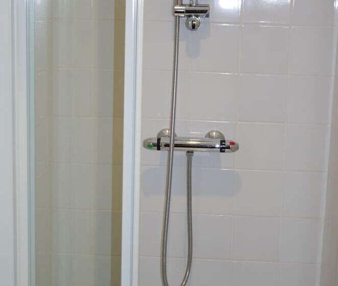 חדר סטנדרט לארבעה, The Originals City, Hôtel Le Savoy, Caen